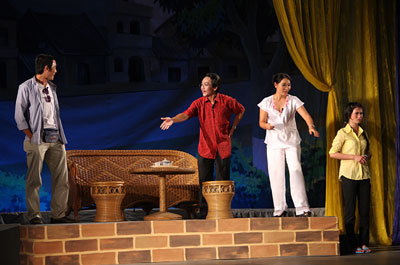 Diễn báo cáo vở dân ca kịch bài chòi “Đất lở”