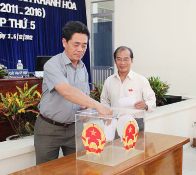 Thông qua 17 nghị quyết