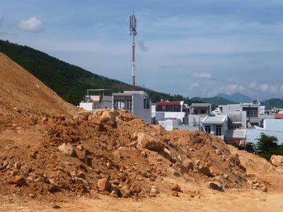 Ngày 5-12, nhiều người dân ở đường số 3, khu vực Hòn Rớ, xã Phước Đồng, TP. Nha Trang đã kiên quyết ngăn cản không cho đơn vị thi công Dự án Hạ tầng kỹ thuật khu biệt thự Nha Trang - Sea park nổ mìn. Người dân cho rằng, việc nổ mìn làm nhà cửa bị nứt, ảnh hưởng nghiêm trọng đến cuộc sống của họ. 