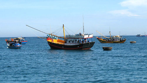 Tàu thuyền nhanh chóng di chuyển ra khỏi vùng bão nguy hiểm