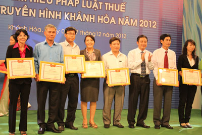 Cuộc thi “Tìm hiểu pháp luật thuế” trên truyền hình Khánh Hòa năm 2012 do UBND tỉnh tổ chức (diễn ra vào ngày 6 và 7-12) không chỉ là sân chơi bổ ích cho doanh nghiệp (DN) mà còn góp phần tuyên truyền chính sách, pháp luật thuế đến người nộp thuế.