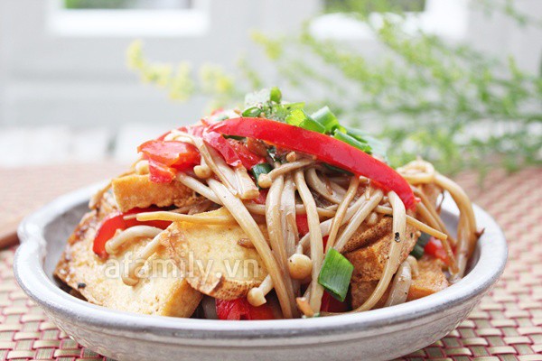 Món ăn: Nấm kim châm xào đậu phụ thanh nhẹ cho bữa tối