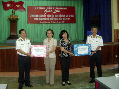 Giao lưu với cán bộ, chiến sĩ Vùng 4 Hải quân