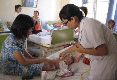 Thời tiết chuyển mùa, trẻ viêm đường hô hấp tăng