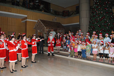  Các bé Mái ấm Nhân Ái chung vui Noel tại Khách sạn Sheraton Nha Trang.