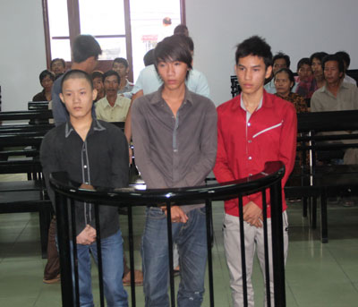 Phá tiệm cầm đồ, cướp điện thoại di động