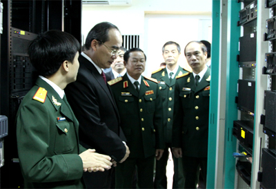 Phó Thủ tướng Nguyễn Thiện Nhân tham quan cơ sở hạ tầng công nghệ thông tin của Cổng TTĐT Bộ Quốc phòng.