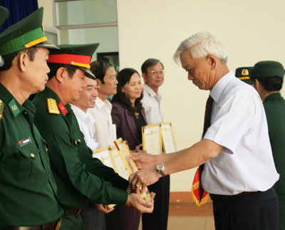 Đồng chí Nguyễn Chiến Thắng trao bằng khen cho các tập thể và cá nhân có thành tích xuất sắc trong thực hiện Nghị định 161 của Chính phủ.