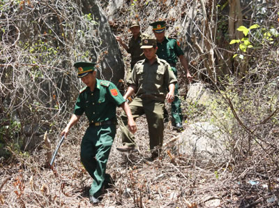 Bộ đội Biên phòng phối hợp với lực lượng dân quân tự vệ tuần tra bảo vệ khu vực biên giới biển.