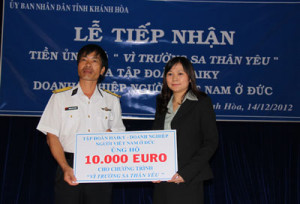 Tiếp nhận 10.000 Euro của tập đoàn Haiky ủng hộ Quỹ “Vì Trường Sa thân yêu”