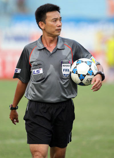 Cổ động viên đánh trọng tài nhận án tù treo