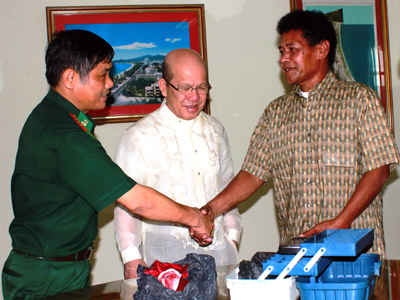 Bàn giao ngư dân Philippines được ngư dân Việt Nam cứu sống