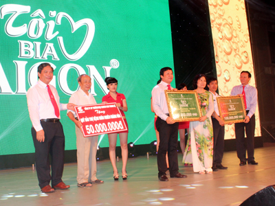 Trao tặng 250 triệu đồng cho các hoạt động “Chung tay vì cộng đồng” tại Khánh Hòa