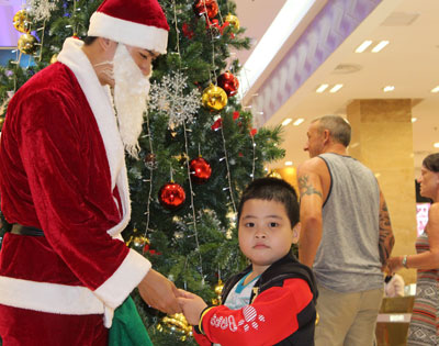 Tại Trung tâm thương mại Nha Trang Center, từ 18 giờ đến 20 giờ hàng ngày, ông già Noel tặng kẹo miễn phí cho các cháu thiếu nhi.