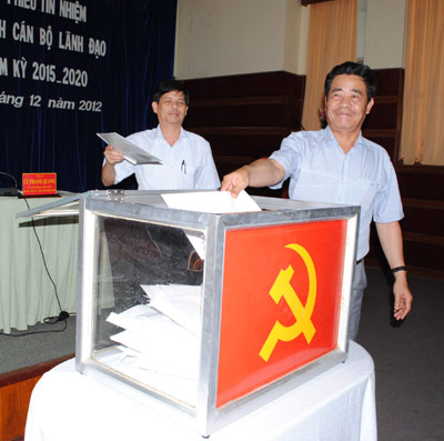 DSC_0149: Các đại biểu bỏ phiếu giới thiệu quy hoạch.