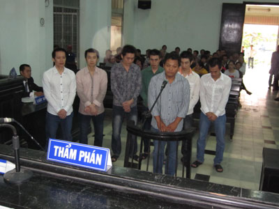 Vào tù vì trộm gỗ sưa