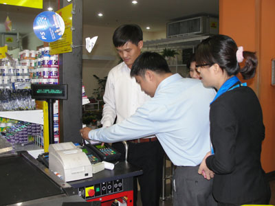 Ngân hàng cần có chính sách hỗ trợ chủ thẻ và đơn vị chấp nhận thẻ