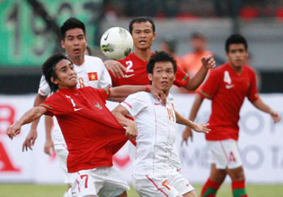 Tại AFF Cup 2012, Tấn Tài (áo trắng, giữa) là cầu thủ chơi xông xáo, ổn định nhất trong số các tuyển thủ của đội tuyển Việt Nam.