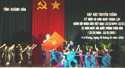 Biểu diễn văn nghệ chào mừng buổi gặp mặt.