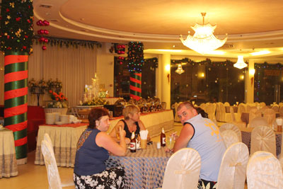 Du khách  thưởng thức buffet tối tại nhà hàng Hải Âu.