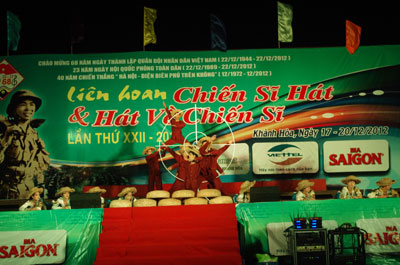 Tiết mục “Hà Nội - Điện Biên Phủ trên không” của đơn vị Bộ Chỉ huy Quân sự tỉnh gây ấn tượng mạnh với khán giả.