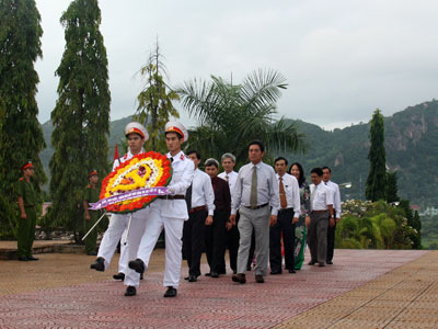 Viếng và đặt vòng hoa tại Nghĩa trang Liệt sĩ Hòn Dung