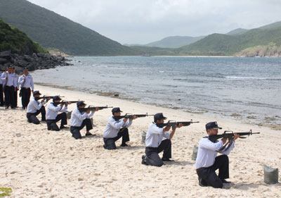 Lực lượng tự vệ Công ty TNHH Nhà nước một thành viên Yến sào Khánh Hòa huấn luyện bắn mục tiêu trên biển.