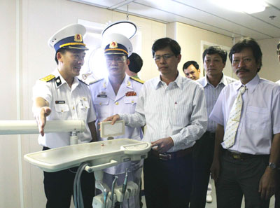 Đồng chí Nguyễn Tấn Tuân (thứ 3 từ trái sang) thăm, động viên cán bộ, chiến sĩ tàu Khánh Hòa 01 (Vùng 4 Hải quân).