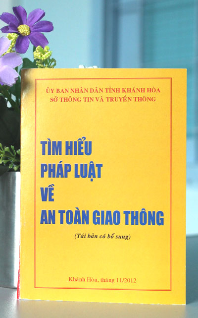Phát hành 300 cuốn sách “Tìm hiểu pháp luật về an toàn giao thông”
