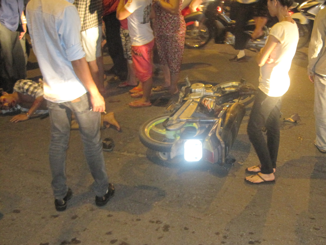 Tông vào đuôi xe, nam thanh niên bị thương nặng