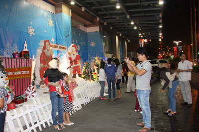 Tại những địa điểm đặt các biểu tượng cho lễ Noel luôn thu hút được nhiều người chụp hình lưu niệm.