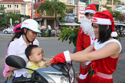 Dịp lễ Noel, nhiều bạn trẻ đi tặng quà cho các em nhỏ.