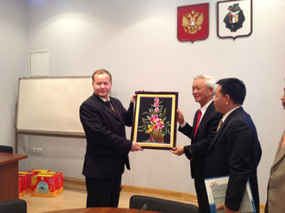 Đồng chí Nguyễn Chiến Thắng tặng quà lưu niệm cho Bộ Phát triển kinh tế và Đối ngoại của Khabarovsk Krai.