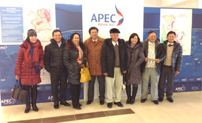 Trước Hội trường tổ chức Hội nghị APEC 2012 tại đảo Russky, thành phố Vladivostok.