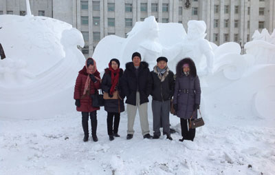 Phía sau Đoàn công tác là tượng băng mới được các nghệ nhân Nga điêu khắc.