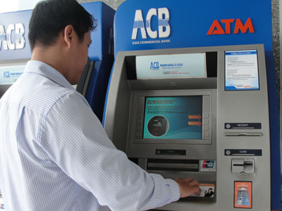 Năm 2013, các ngân hàng (NH) sẽ triển khai thu phí khi khách hàng rút tiền ở thẻ ATM, kể cả giao dịch nội mạng. Đây là thông tin khiến dư luận xôn xao và bức xúc, bởi chất lượng dịch vụ chưa được như mong đợi...