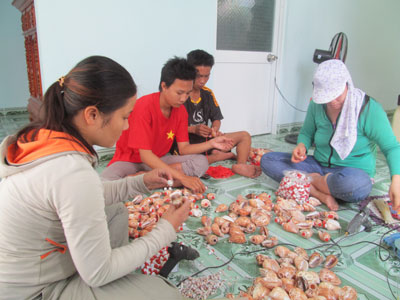 Cơ sở của anh Nguyễn Trung Kiên tạo việc làm thường xuyên cho 4-5 lao động địa phương