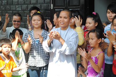 Sư cô Chơn Minh và các em nhỏ ở chùa Phật Bửu.