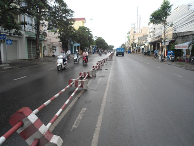 Các lái xe chạy đêm dễ va quệt vào dải phân cách