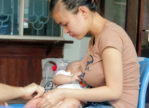 Lao động nữ được nghỉ sinh 6 tháng từ tháng 1-2013. Ảnh: Minh Thùy.