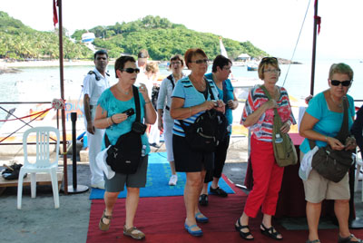 Khách du lịch tàu biển lên bờ tham quan Nha Trang.