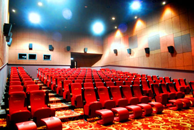 Khán giả đến xem phim tại Liên hoan phim Đức vừa qua tại rạp số 10 Hoàng Hoa Thám.