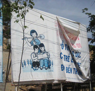 Những bảng tuyên truyền... hết đát