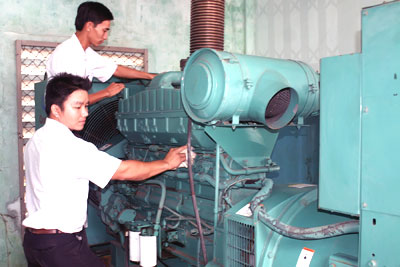 Cán bộ kỹ thuật kiểm tra, bảo dưỡng máy phát điện 200Kw dự phòng.