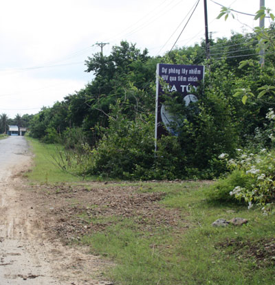 Pa nô tuyên truyền bị che khuất