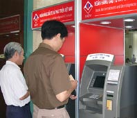 Phí rút tiền ATM nội mạng tối đa 1.000 đồng/lần