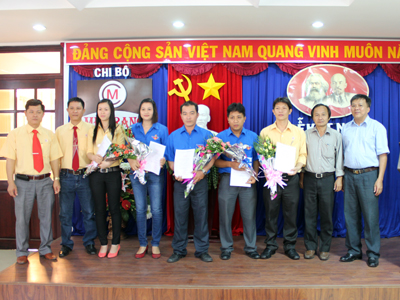 Kết nạp 5 đảng viên mới