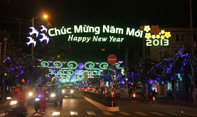 Cổng chào “Chúc mừng năm mới” trên đường Lê Thánh Tôn.