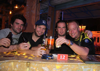 Du khách nước ngoài hào hứng đón Tết ở Nha Trang.