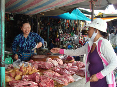  Giá thịt heo, thịt gà đã nhích lên so với 2 tuần trước (ảnh chụp tại chợ Đầm, Nha Trang).